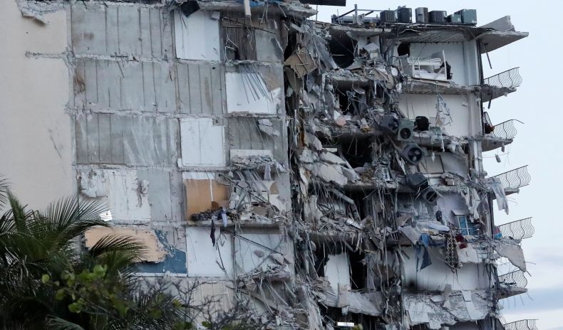 Gedung Tempat Tinggal 12 Lantai di Florida AS Runtuh, 1 Orang Tewas 10 Luka