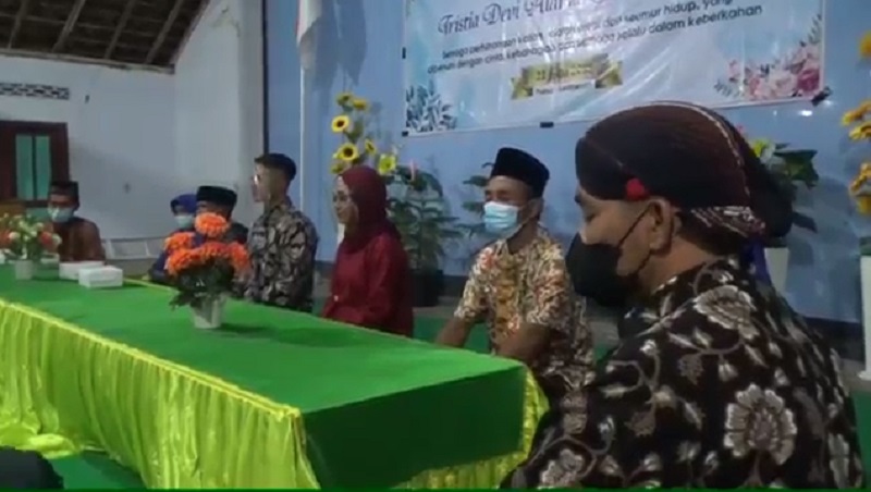 Keluarga Positif Covid-19, Pasangan Ini Terpaksa Gelar Tunangan di Balai Desa 