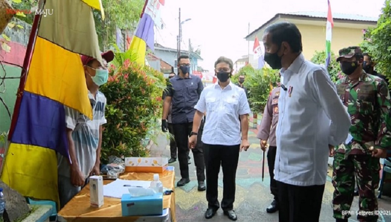 Pastikan Pelaksanaan PPKM MIkro, Jokowi Sidak ke Rawasari Cempaka Putih