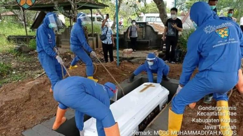 Viral, Relawan MDMC Kudus Makamkan Jenazah Pasien Covid-19 Non Muslim