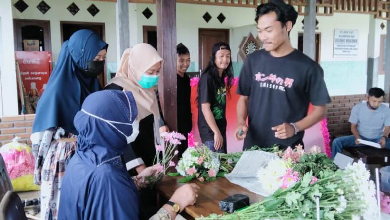 UNS Latih Kemampuan Usaha Petani Bunga Potong di Karanganyar 
