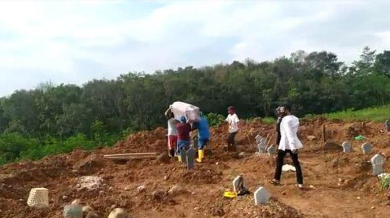 Lahan Terbatas, MUI Bolehkan Jenazah Covid-19 Dimakamkan Massal