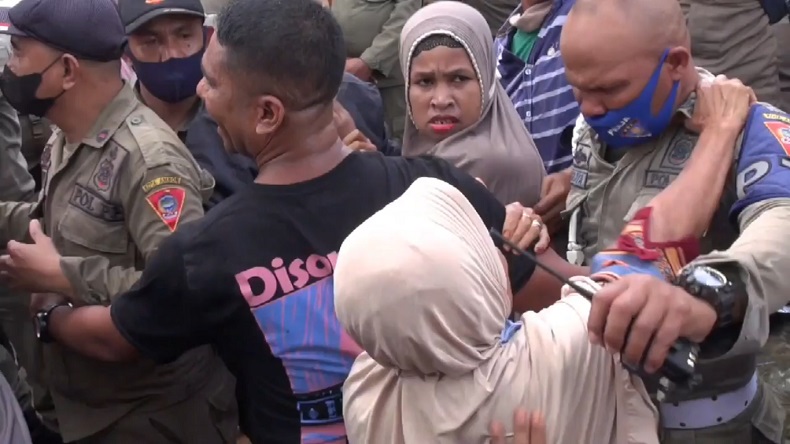 Pembongkaran Lapak PKL di Pasar Mardika Berlangsung Ricuh