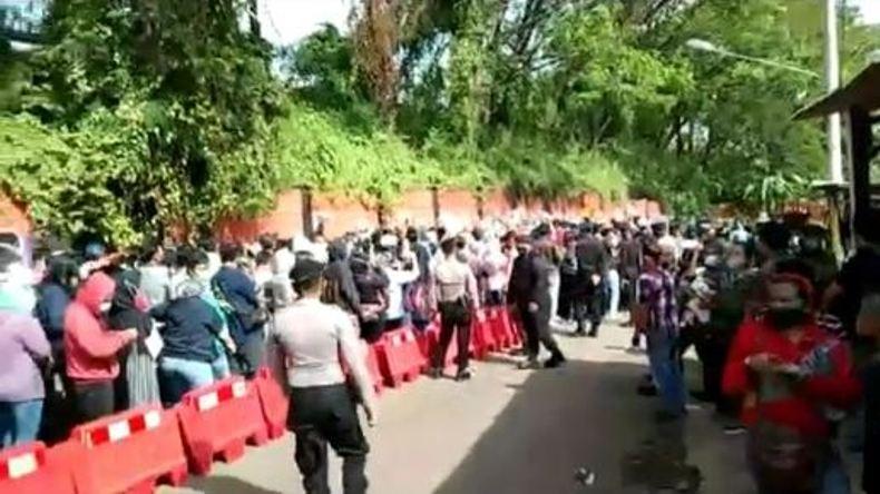 Peserta Vaksinasi Covid-19 di GOR Jatidiri Semarang Membeludak, Antrean hingga 2 Km   