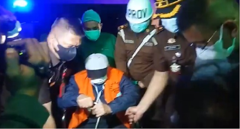 Pakai Kursi Roda, Ini Penampakan Buronan Hendra Subrata Tiba di Gedung Kejagung