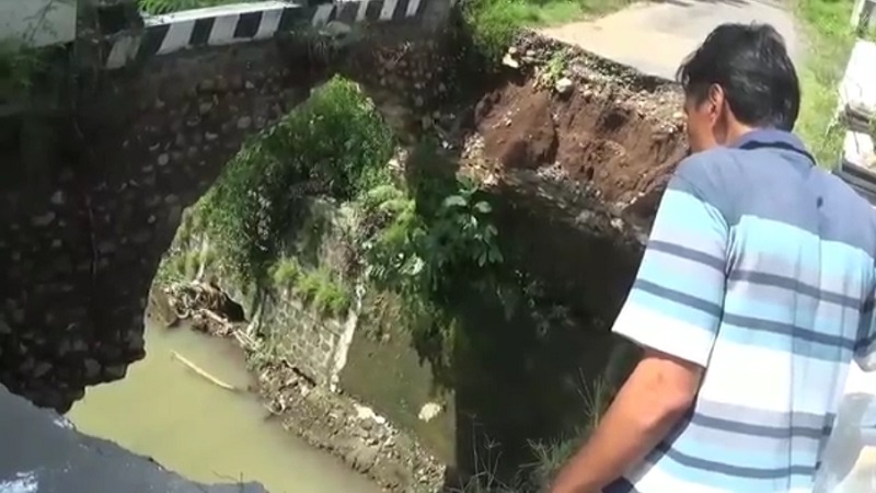 Jembatan Putus, Pengendara Motor di Ngawi Jatuh ke Sungai Sedalam 10 Meter 