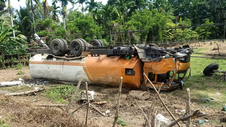 Tabrak Tiang Listrik, Truk Tangki Terbalik di Jalan Banda Aceh-Medan