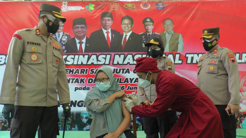 Ratusan Nakes di Rembang Isolasi Mandiri, TNI-Polri Turun Tangan Bantu Percepatan Vaksinasi  