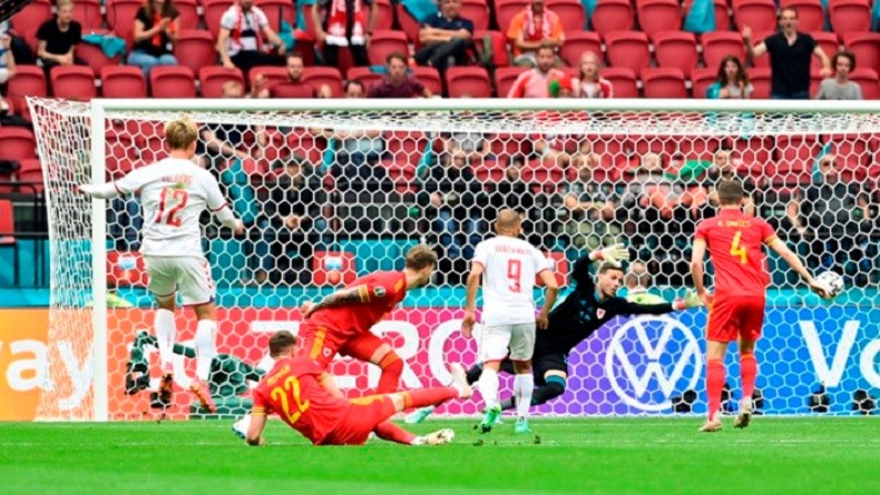 Babak Pertama, Denmark Unggul atas Wales Lewat Gol Kasper Dolberg