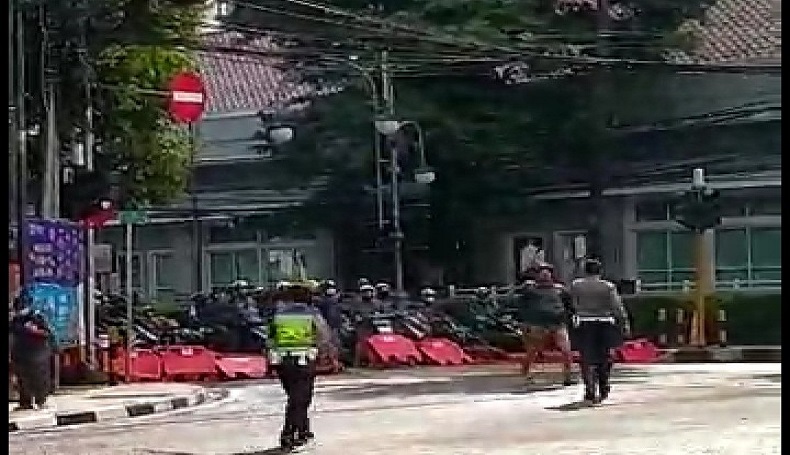 Polisi Selidiki Video Viral Pemotor Terobos Pembatas Jalan di Bandung
