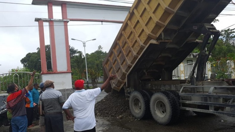 24 Mantan Anggota Dewan di Mimika Blokir Jalan, Tuntut Diaktifkan Kembali