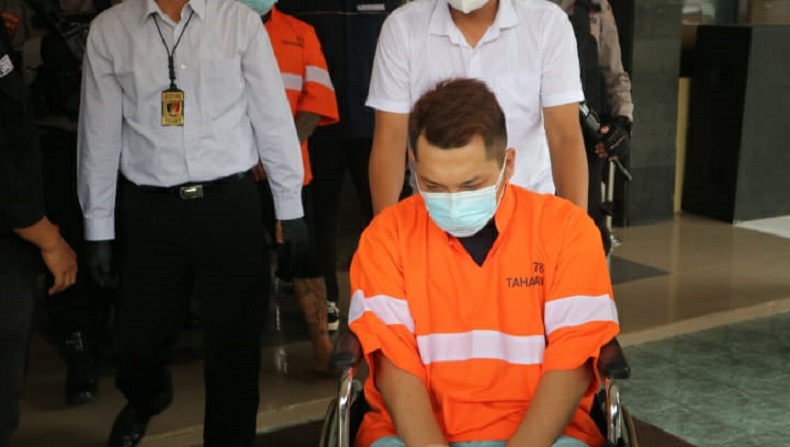 Berkursi Roda, Pengusaha Karaoke di Malang yang Aniaya Pekerjanya Ditahan Polisi