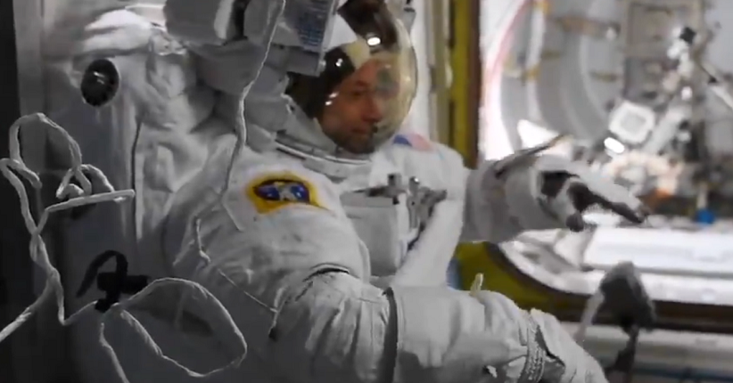 Terlihat Mirip Menari, Astronot Ini Justru Bersihkan Diri dari Nitrogen