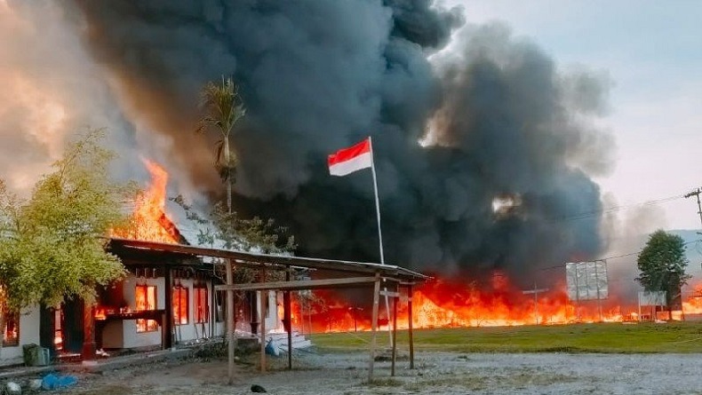 Yalimo Mencekam, Massa Bakar Fasilitas Umum dan Pemerintah 