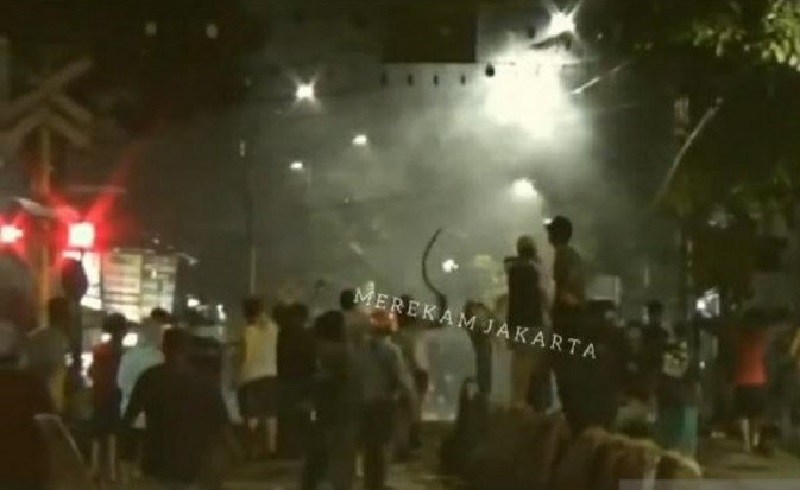 Polisi Bubarkan Tawuran Warga di Stasiun Sentiong, Bom Molotov Beterbangan