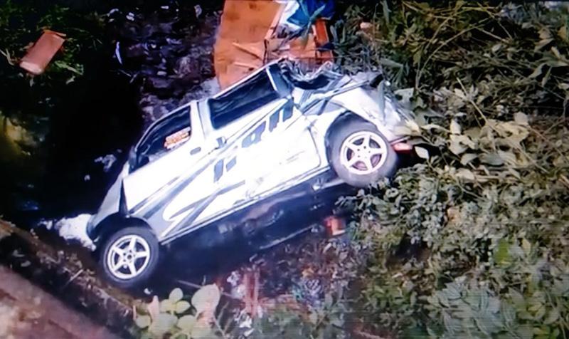 Mobil Travel Terjun ke Sungai akibat Tak Kuat Menanjak, Sopir dan 6 Penumpang Terluka