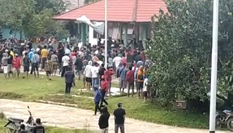 Ricuh Demo Ratusan Pekerja Tambang, Kantor Camat Nanga Mahap Rusak