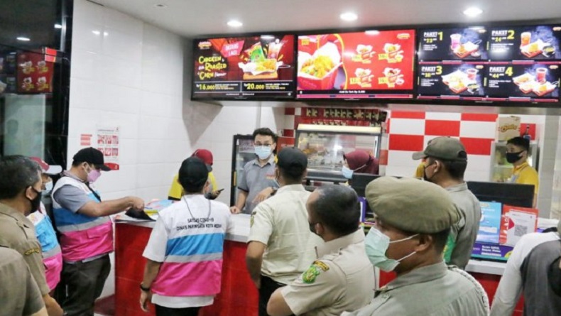 Lewati Batas Operasional, Satpol PP Medan Bubarkan Pengunjung Restoran dan Kafe