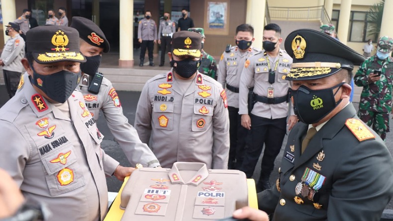 Danrem 131/Santiago Berikan Surprise kepada Kapolda Sulut di Hari Bhayangkara
