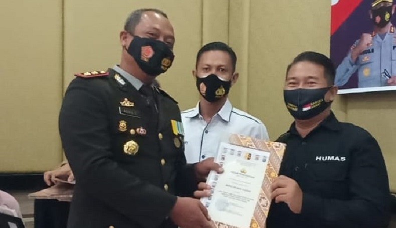 Bripka Sri Iwan Terima Penghargaan dari Polda Babel