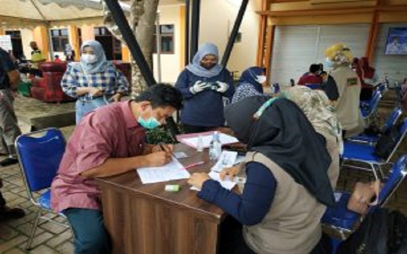 Guru dan Tenaga Kependidikan di Tanah Bumbu Disuntik Vaksin Covid-19