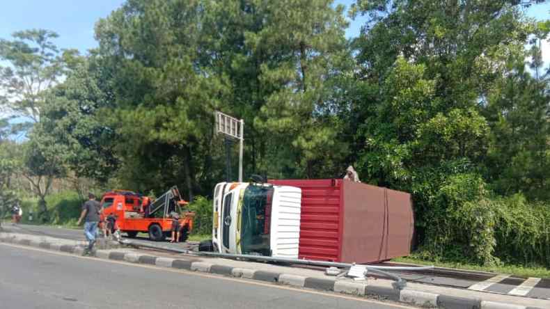 Tak Kuat Menanjak, Truk Terguling di Jalan Lingkar Selatan Salatiga 