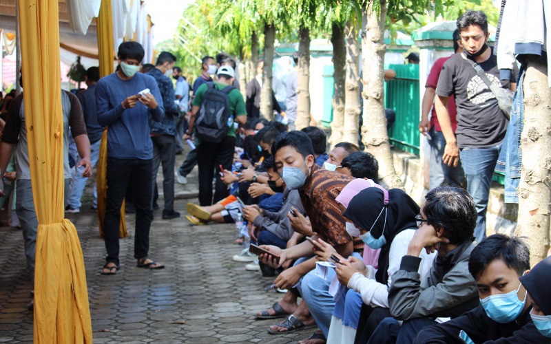 Warga Lampung Antusias Ikut Vaksinasi Massal, Antre dari Jam 6 Pagi