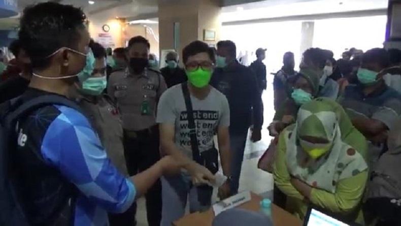 Ribuan Warga Berebut Ikut Vaksinasi di RSUP M Jamil Padang hingga Berebut Antrean