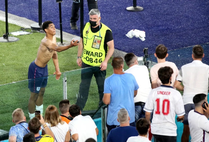 Rayakan Kemenangan, Pemain Inggris Bagikan Jersey ke Fans di Stadion Olimpico Roma