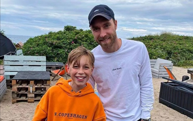 Kondisi Terkini Christian Eriksen: Sudah Keluar dari RS dan Liburan di Pantai