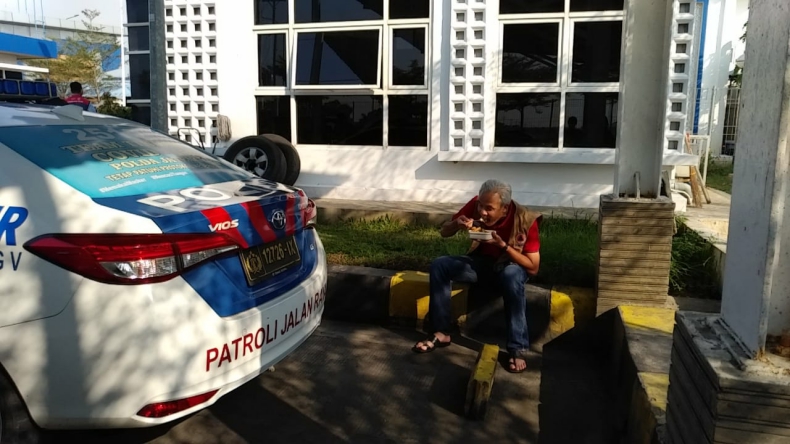 Tolak Ajakan Makan Wali Kota, Gubernur Ganjar Pilih Makan Bekal di Parkiran