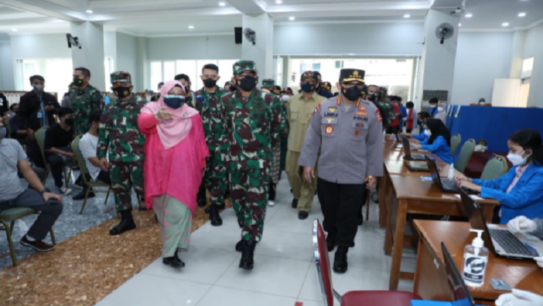 Panglima TNI Beri Dukungan Moral kepada Tenaga Kesehatan di Serbuan Vaksinasi Universitas Pancasila