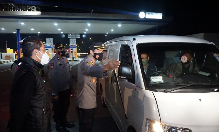 Polresta Mojokerto Lakukan Pengetatan PPKM Darurat di Exit Tol Penompo 