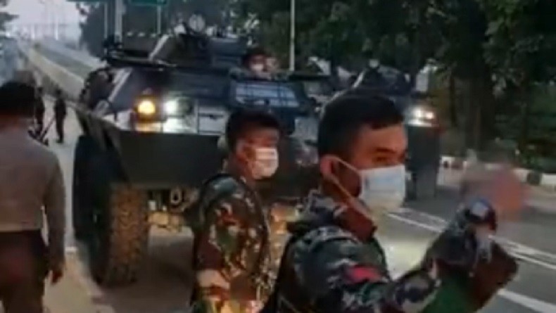 Penyekatan di Jalan Raya Lenteng Agung, Panser Anoa dan Personel TNI Polri Siaga