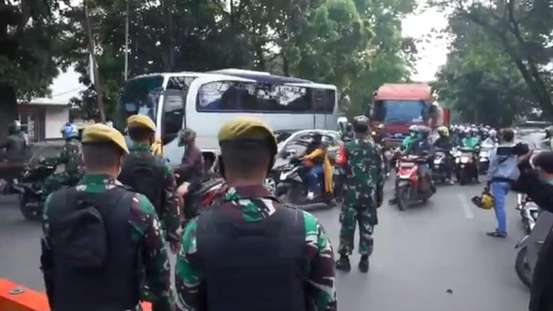 Perbatasan Kota Bandung Disekat, Lalu Lintas Kendaraan Macet 5 Km