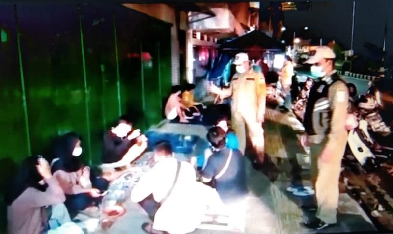  Razia PPKM Darurat di Purbalingga, Petugas Bubarkan Pengunjung Warung dan Tutup Toko