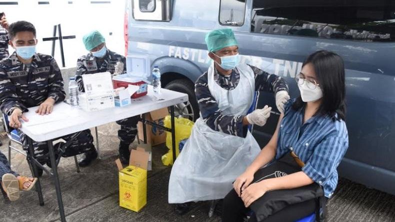 Serbuan Vaksinasi TNI AL di Kawasan Pantai Megamas Manado Sasar 114 Orang