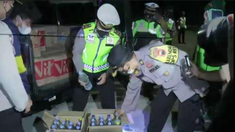 Mobil Angkut Ratusan Botol Miras Terjaring Penyekatan di Gerbang Tol Kaliwungu