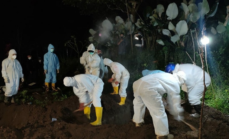 Kewalahan, Petugas Pemakaman Covid-19 di Malang Terpaksa Tidur di Kuburan 