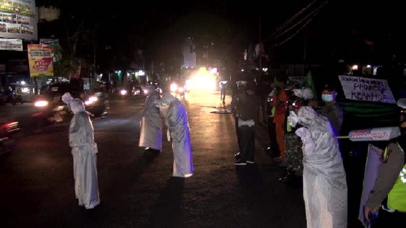PPKM Darurat di Kota Malang Diseting Menyeramkan, Lampu Dimatikan Pocong Berkeliaran