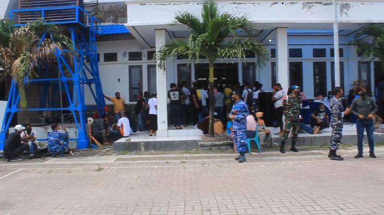 Serbuan Vaksinasi di Tual Picu Kerumunan Warga