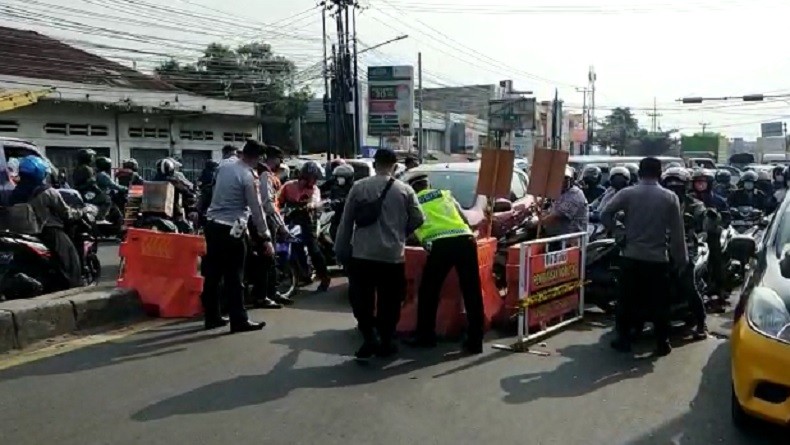 Situasi Terkini Penyekatan di Jalan Raya Bogor, Kepadatan Kendaraan Mengular