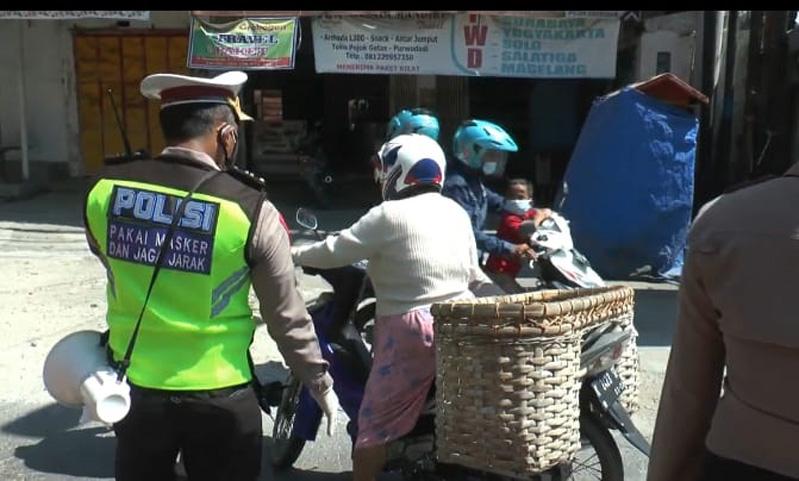 Berani Sekali, Pengendara Motor Ini Terobos Penyekatan PPKM Darurat di Grobogan
