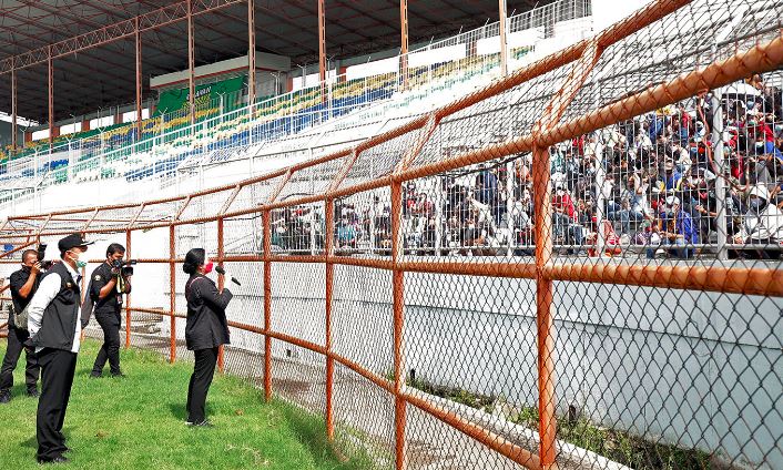 Tinjau Vaksinasi di Gelora 10 Nopember, Puan: Sabar Sedikit Ya, Jaga Kesehatan