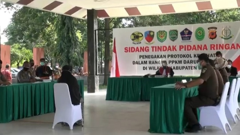 Hakim PN Subang Iba dan Bayar Setengah Denda Pedagang Sendal