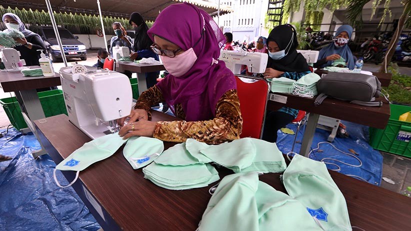 Polres Bangka Barat Bagikan Masker, Gelorakan Semangat Patuh Prokes       
