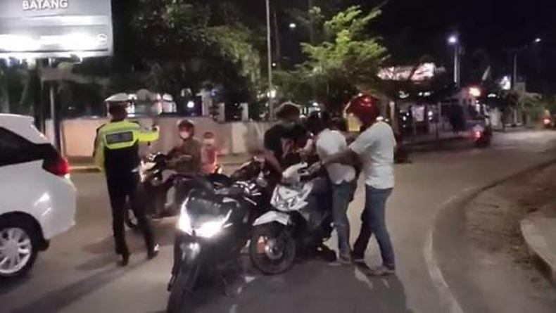 Boncengkan Istri, Seorang Pengendara Motor Mendadak Ditangkap di Blora 