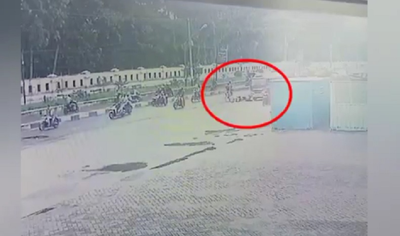 Terekam CCTV, Pengendara Motor di Medan Jatuh lalu Tewas Terlindas Bus 