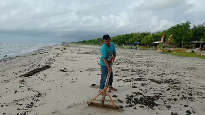 Duh, Pantai Mutiara Baru Lampung Timur Tercemar Limbah Minyak