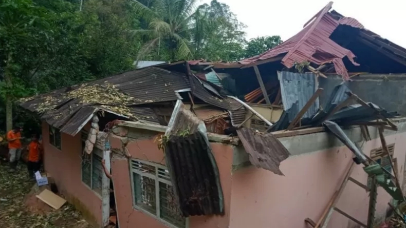3 Rumah di Agam Rusak Tertimpa Pohon Durian
